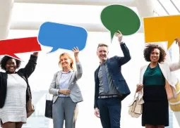 Zdjęcie przedstawia osoby o różnych stylach komunikacyjnych