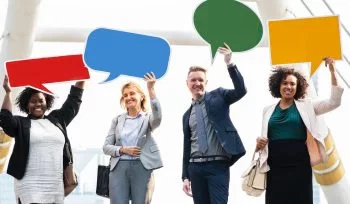 Zdjęcie przedstawia osoby o różnych stylach komunikacyjnych