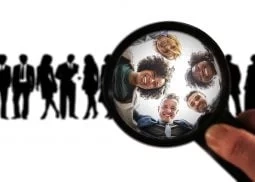 Zdjęcie przedstawia zadowolonych klientów, tak jakby byli obsłużeni przez osoby, które ukończyły nasze szkolenie z profesjonalnej obsługi klienta