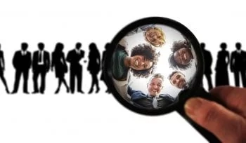 Zdjęcie przedstawia zadowolonych klientów, tak jakby byli obsłużeni przez osoby, które ukończyły nasze szkolenie z profesjonalnej obsługi klienta